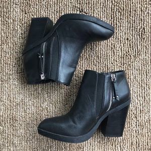 Black Chelsea Style Size 7 Heeled Booties